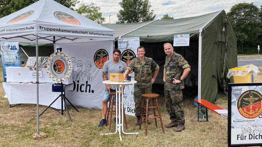 Die TruKa InfS nutzte Sommerfest und „Tag der Infanterie“ für eine SVS-Spendensammlung, hier mit TruKa-Vorsitzendem Hauptmann Steffen Naumann (v.l.), Stellvertreter Stabsfeldwebel Marco Ebert und Arbeitnehmer Jürgen Mehler. Foto: TruKa InfS