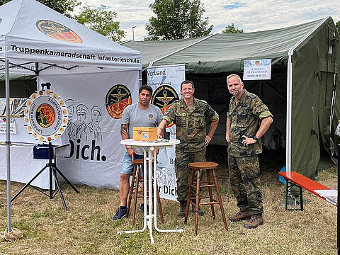 Die TruKa InfS nutzte Sommerfest und „Tag der Infanterie“ für eine SVS-Spendensammlung, hier mit TruKa-Vorsitzendem Hauptmann Steffen Naumann (v.l.), Stellvertreter Stabsfeldwebel Marco Ebert und Arbeitnehmer Jürgen Mehler. Foto: TruKa InfS