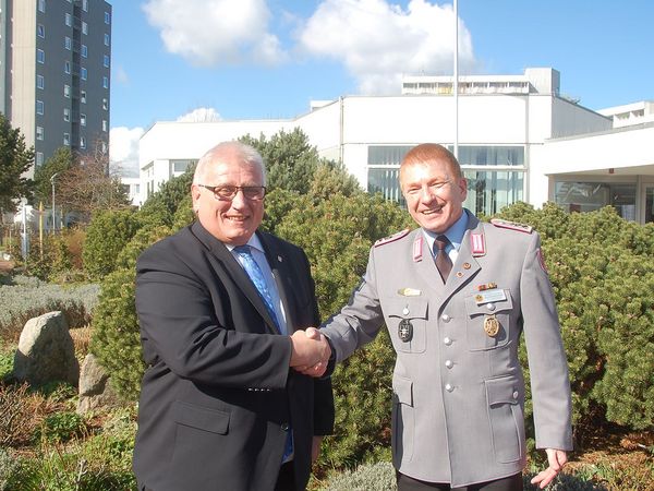 Landtagspräsident Klaus Schlie wird vom Stellvertretenden Landesvorsitzenden Gerd Dombrowski begrüßt. Foto: DBwV/Fritsch