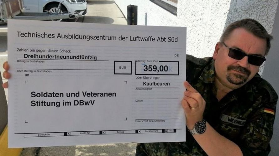 Sichtlich zufrieden präsentiert Hauptmann Friedel Wegner die Spende an die Soldaten und Veteranenstiftung Foto: DBwV