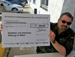 Sichtlich zufrieden präsentiert Hauptmann Friedel Wegner die Spende an die Soldaten und Veteranenstiftung Foto: DBwV