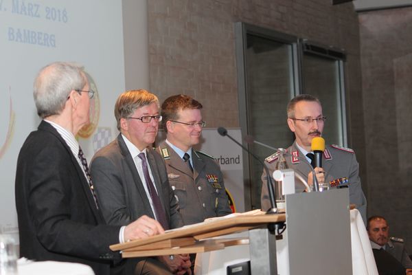 Auf dem Podium: Brigadegeneral a.D. Manfred Hofmeyer, Hans-Peter, Bartels, Oberstleutnant André Wüstner, Oberst i.G. Robert Sieger Foto: DBwV