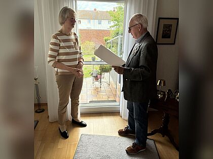 Dorit Lobin bekam die Urkunde von Rudi Gogolin überreicht. Foto: DBwV
