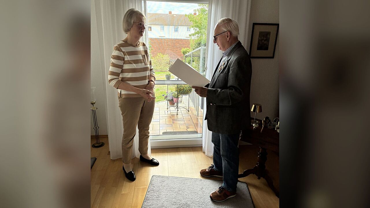 Dorit Lobin bekam die Urkunde von Rudi Gogolin überreicht. Foto: DBwV