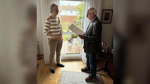 Dorit Lobin bekam die Urkunde von Rudi Gogolin überreicht. Foto: DBwV