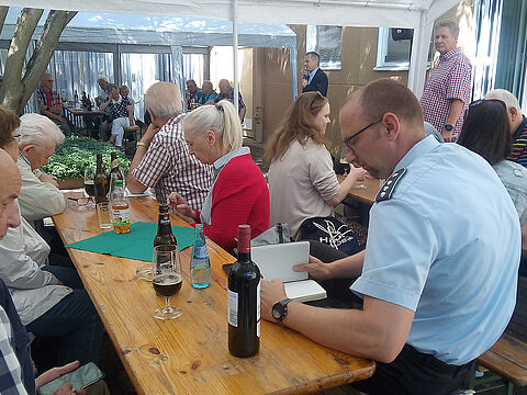 Auch der Bezirksvorsitzende Berlin/Brandenburg, Hauptmann Christian Weber nahm an der Informationsveranstaltung mit den Vertretern der Bezirksverordnetenversammlung teil. Foto: DBwV/Intemann