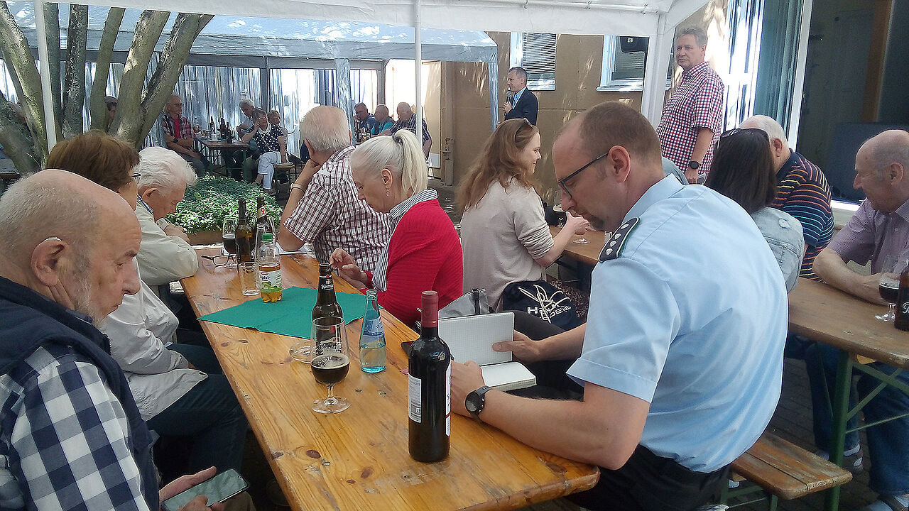 Auch der Bezirksvorsitzende Berlin/Brandenburg, Hauptmann Christian Weber nahm an der Informationsveranstaltung mit den Vertretern der Bezirksverordnetenversammlung teil. Foto: DBwV/Intemann