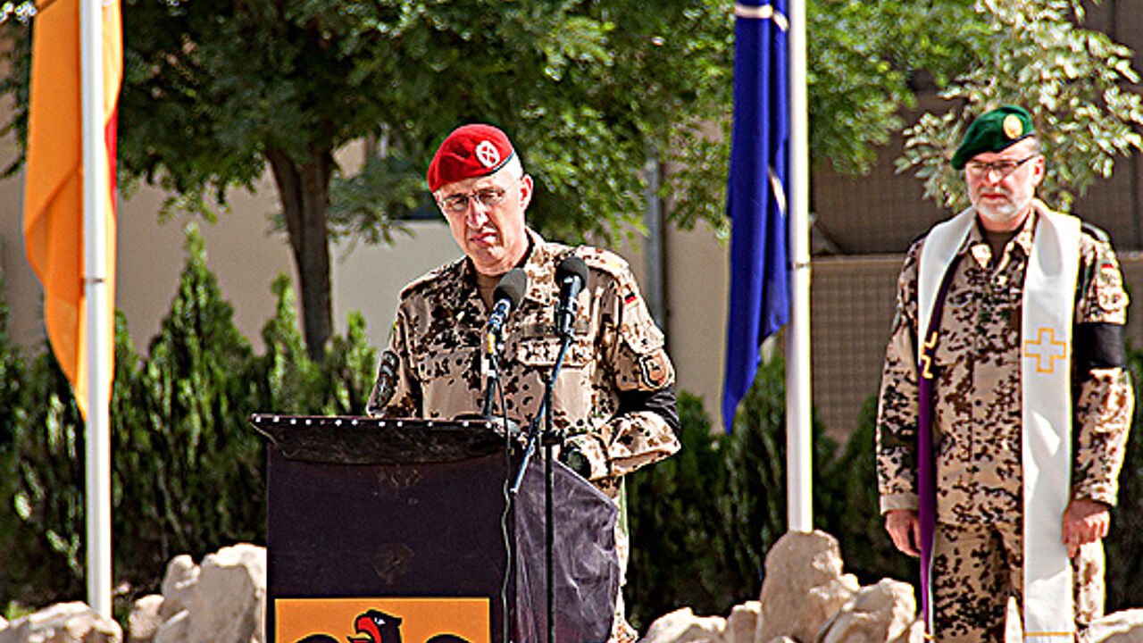 Nur wenige Stunden vor dem Anschlag: Im Feldlager Kundus hielt GeneralmajorMarkus Kneip am 28. Mai die Trauerrede für Hauptmann Markus Matthes. Foto: Bundeswehr