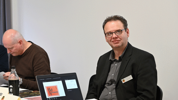 Tagungsleiter Alexander Träsch (r) bei seiner ersten Tagung als Beauftragter zivile Beschäftigte. Foto: DBwV/Ingo Kaminsky