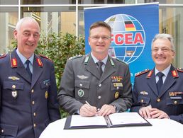 Oberstleutnant André Wüstner (M.) mit Generalmajor Erich Staudacher (r.) und Generalmajor Ansgar Rieks (l.) bei der Unterzeichnung der Kooperationsvereinbarung mit AFCEA Bonn. Foto: Hepner