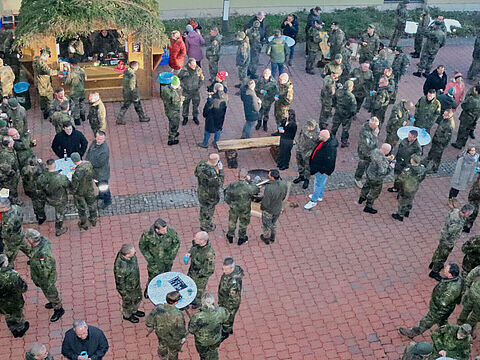Das Winterdorf an der SABCAbw/GSchAufg Sonthofen stimmte die Angehörigen der Lehreinrichtung auf die Weihnachtszeit ein und beendete das Ausbildungsjahr an der Schule. Foto: Stefan Weyer