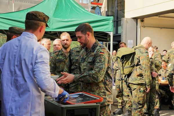 Stärkung gab es nach dem Appell mit einer Erbsensuppe der Feldköche aus Bruchsal, spendiert vom DBwV. Foto: Ralf Pieper