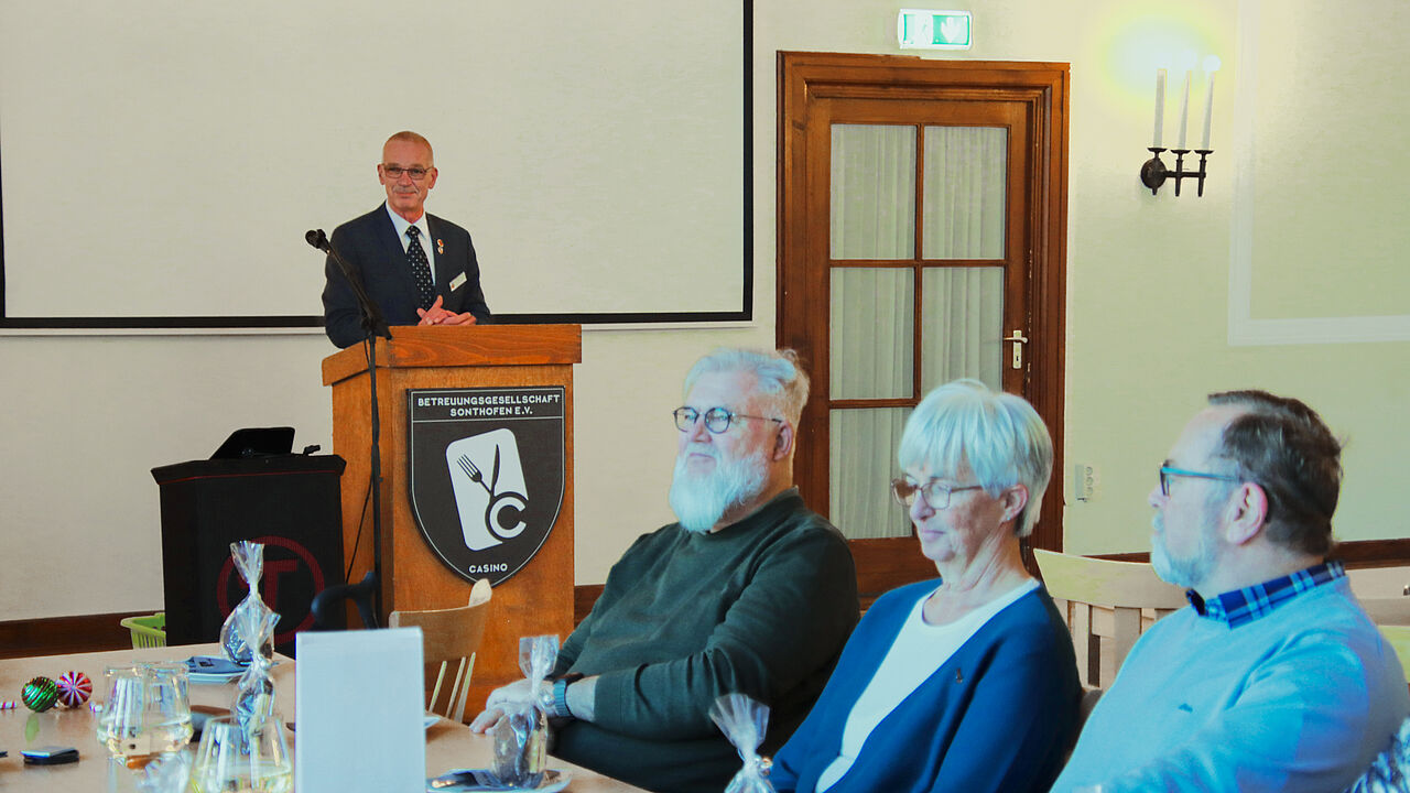 Beim traditionellen Adventskaffee der StoKa Sonthofen berichtete Vorsitzender Stefan Weyer von der 22. Hauptversammlung des DBwV. Foto: Wolfgang Kruse