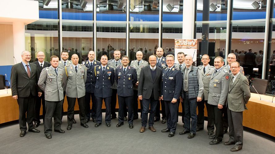 Die Ansprechpartner Auslandseinsatz des DBwV diskutierten im Bundestag ihre Anliegen mit MdB Fritz Felgentreu (vorn M.). Foto: DBwV/Hepner