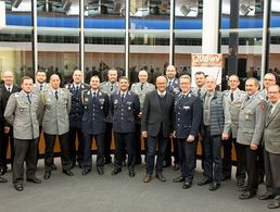 Die Ansprechpartner Auslandseinsatz des DBwV diskutierten im Bundestag ihre Anliegen mit MdB Fritz Felgentreu (vorn M.). Foto: DBwV/Hepner