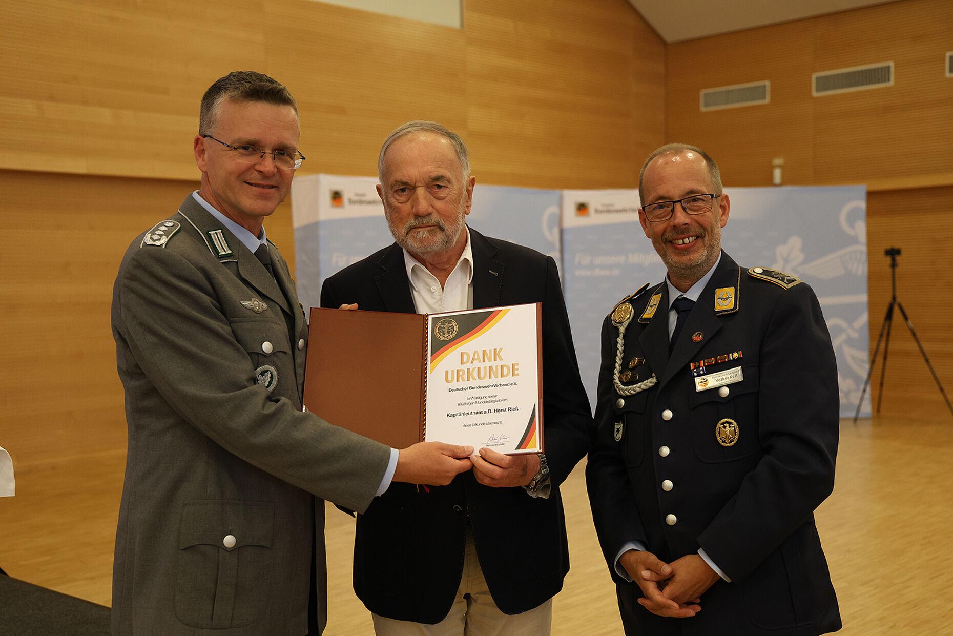 Der Bundesvorsitzende Oberst André Wüstner (l.) und der Landesvorsitzende West, Stabsfeldwebel Volker Keil (r.), haben Kapitänleutnant a.D. Horst Rieß für 60 Jahre Arbeit als Mandatsträger ausgezeichnet. Fotos: DBwV/Sarina Flachsmeier