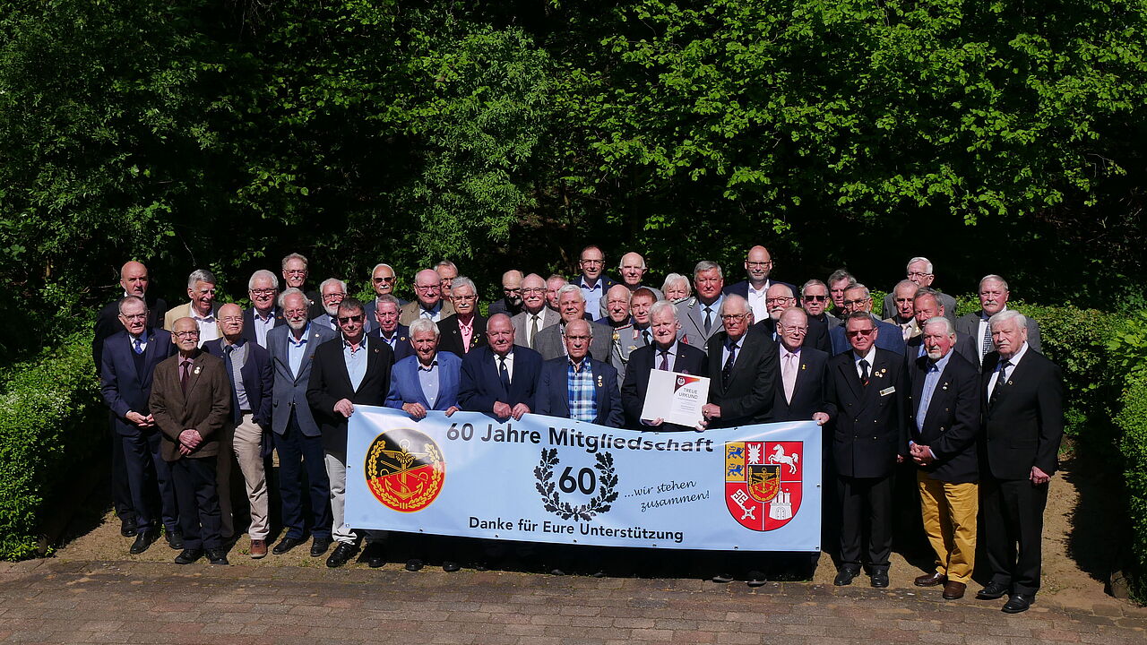 Die Geehrten mit ihren Kameradschaftsvorsitzenden und Angehörigen des Landesvorstandes. Foto: DBwV