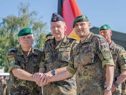 Handschlag auf den Führungswechsel beim dt. Kontingent in Litauen. Foto: Twitter/Bundeswehr