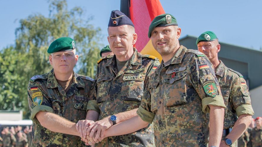 Handschlag auf den Führungswechsel beim dt. Kontingent in Litauen. Foto: Twitter/Bundeswehr