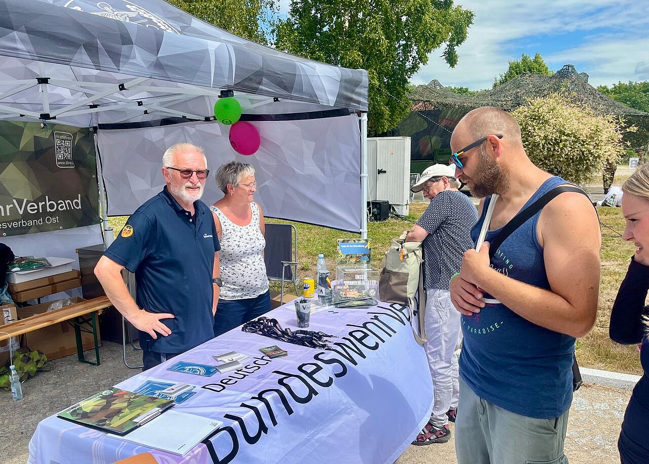 Am DBwV-Stand in der Neubrandenburger Tollense-Kaserne war der Standortbeauftragte, Oberstabsfeldwebel a.D. Michael Edlinger, mit seiner Ehefrau Vera für die Besucherinnen und Besucher da.