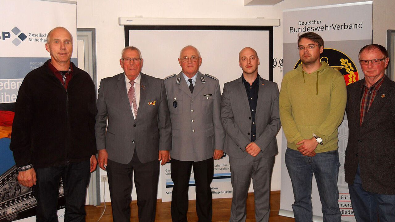 (v.l.): Oberstabsfeldwebel a.D. Lothar Becker (Kameradschaft ehemaliger Soldaten), Oberst a.D. Jürgen Damm, Oberst Edgar Chatupa, Oberleutnant d.R. Valentino Lipardi, Christoph Endter (Hochschulgruppe Sicherheitspolitik, Kassel), Stabsfeldwebel Peter Kreu
