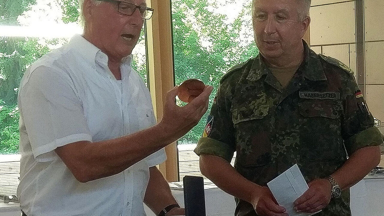 KERH-Vorsitzender Heiko Schmidt dankt Generalmajor Klaus Habersetzer. Foto: DBwV – Rainer Beckert