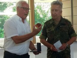 KERH-Vorsitzender Heiko Schmidt dankt Generalmajor Klaus Habersetzer. Foto: DBwV – Rainer Beckert