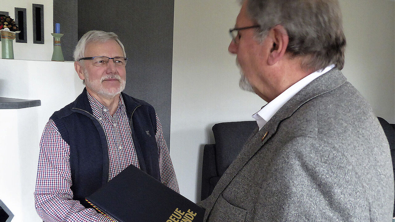 Karl-Heinz Kasten (links) erhält von Oberstleutnant a.D. Wolfgang Fischer die Treueurkunde. Foto: Hinke