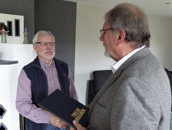 Karl-Heinz Kasten (links) erhält von Oberstleutnant a.D. Wolfgang Fischer die Treueurkunde. Foto: Hinke