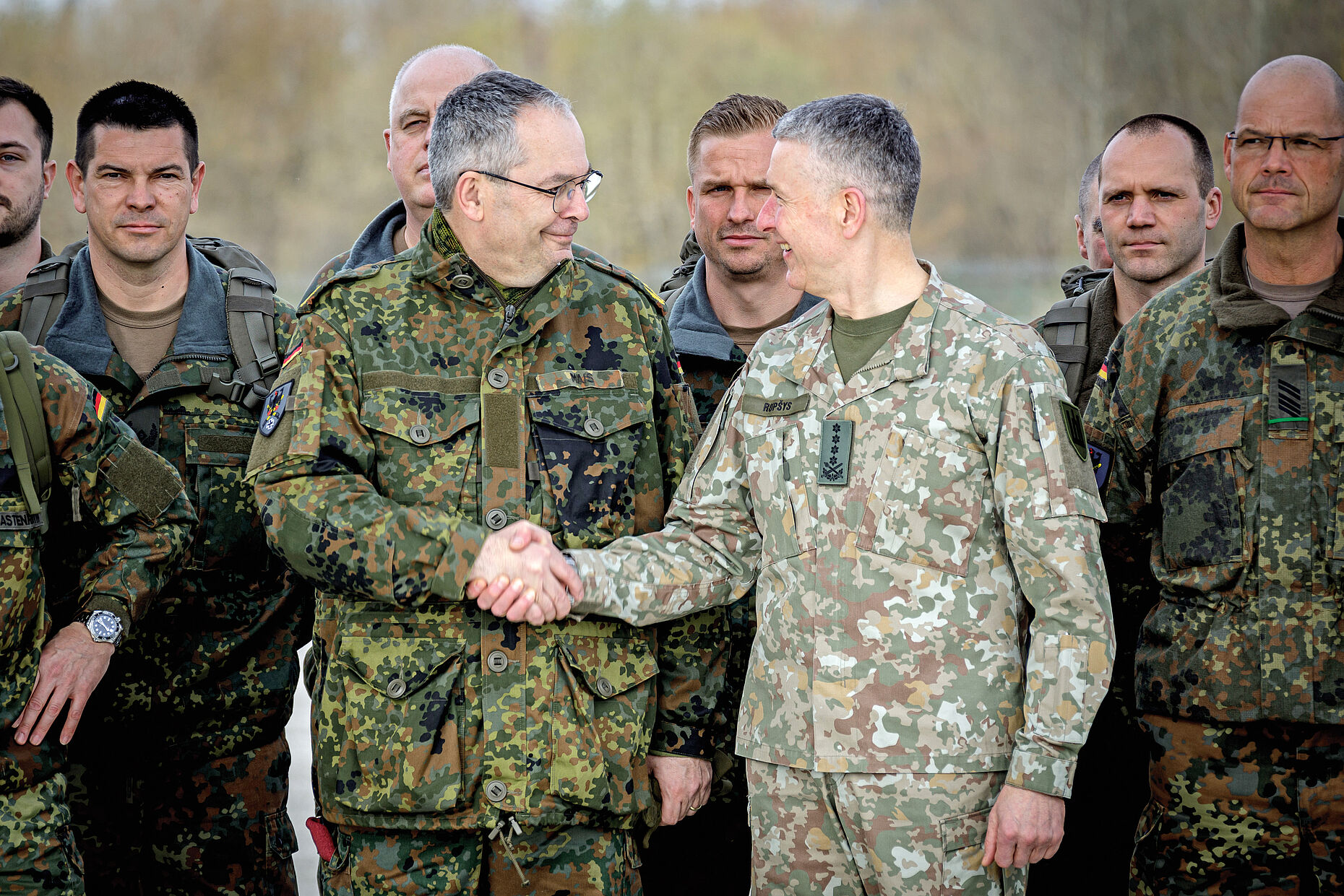 Besuch bei den Kameraden in Litauen: Als Inspekteur des Heeres hat Alfons Mais den Aufbau und Aufwuchs der Panzerbrigade 45 im baltischen Staat eng begleitet. Foto: Bundeswehr/Marco Dorow