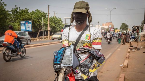 Ein Händler verkauft Masken in Bamako. Innenpolitisch brodelt es in Mali, die Regierung steht wegen Korruptionsvorwürfen unter Druck. Die Covid-19-Pandemie ist eine zusätzliche Belastung für den Krisenstaat. Foto: MINUSMA/Harandane Dicko