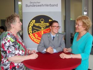 Die Oberstabsgefreite Sophie Grecko-Rembold (Mitte) berichtete über Frauen in der Bundeswehr