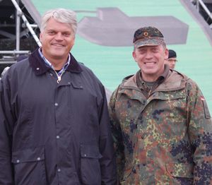 Hauptmann Andreas Steinmetz mit Markus Gru?bel, parlamentarischer Staatssekretär beim Verteidigungsministerium