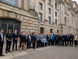 Und wieder sind die Veteranen vor dem Reichstagsgebäude: Dieses Mal waren sie zum fraktionsübergreifenden Empfang eingeladen, um den Veteranentag zu feiern. Foto: DBwV/Yann Bombeke