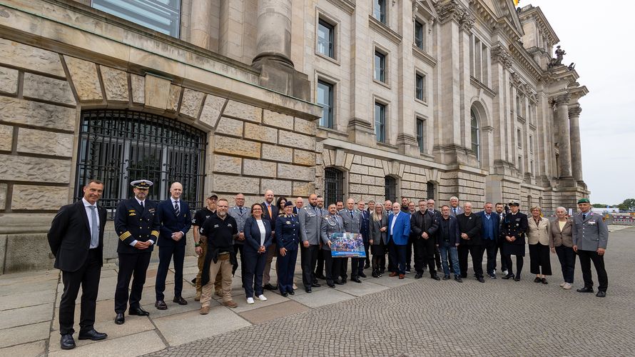 Und wieder sind die Veteranen vor dem Reichstagsgebäude: Dieses Mal waren sie zum fraktionsübergreifenden Empfang eingeladen, um den Veteranentag zu feiern. Foto: DBwV/Yann Bombeke