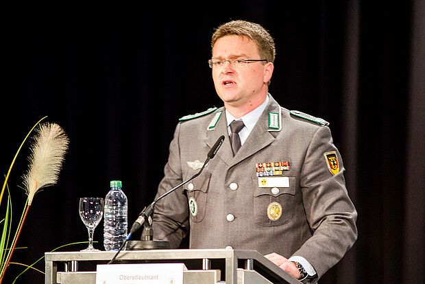 Der Bundesvorsitzende eröffnete als Gastgeber das Sicherheitspolitische Forum in Montabaur Foto: DBwV/Bombeke