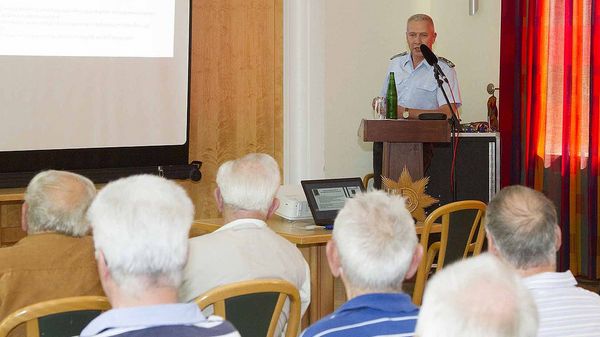 Vorstellung des MdB Jurk durch OTL Spindler. (Foto: StoKa Dresden)