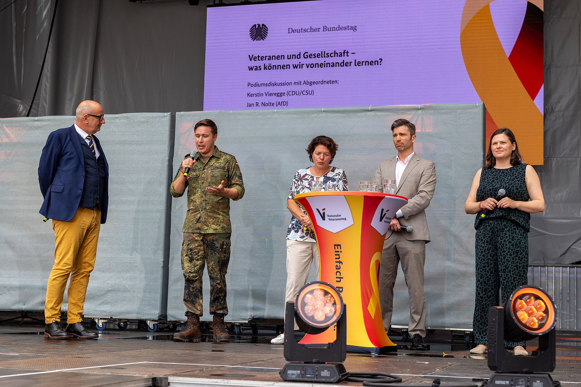 Um das Band zwischen Veteranen und Gesellschaft ging es bei der Podiumsdiskussion mit Bundestagsabgeordneten. Foto: DBwV/Yann Bombeke