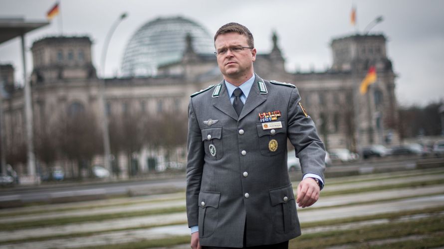 Der DBwV-Bundesvorsitzende, Oberstleutnant André Wüstner, vor dem Reichstag in Berlin Foto: DBwV/Scheurer 