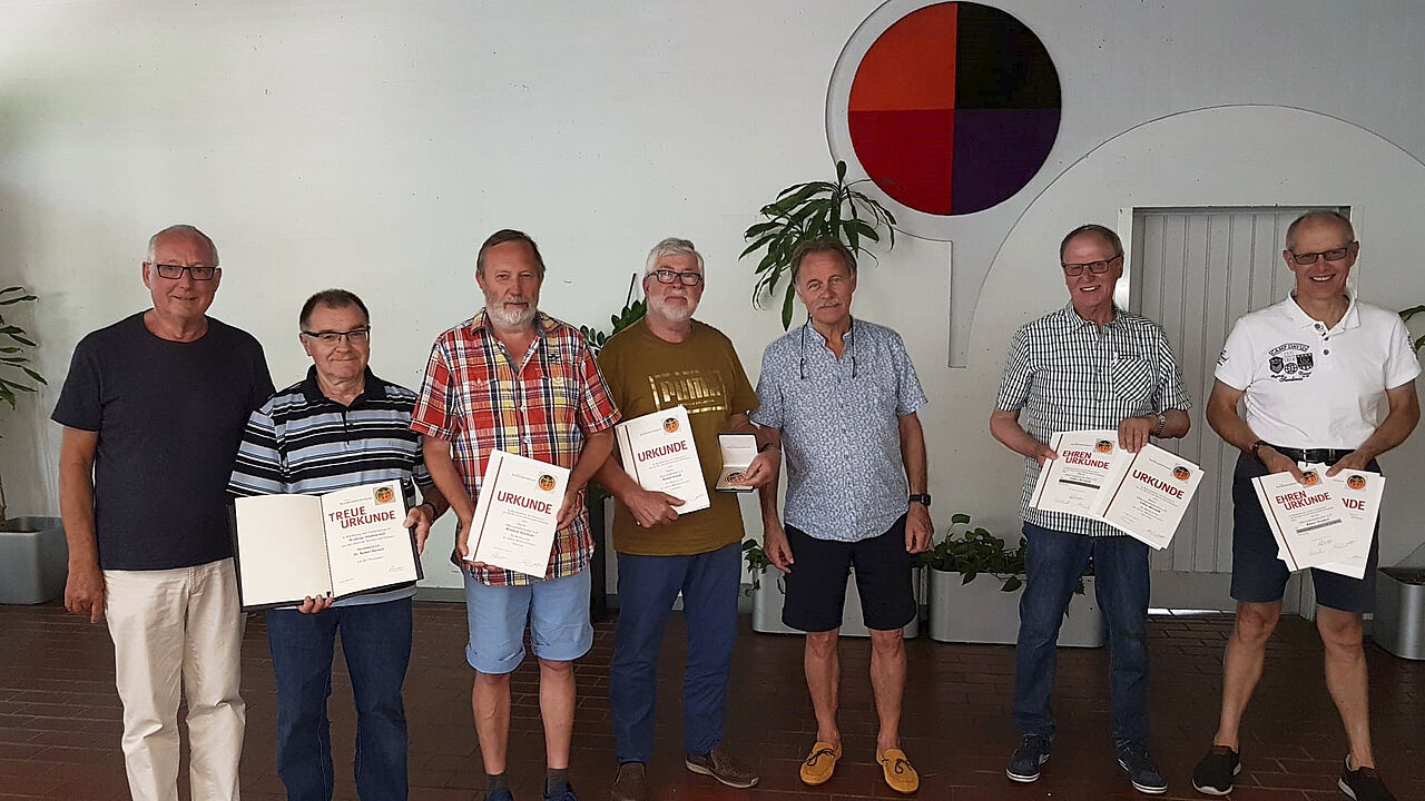 Vorsitzender Stabsfeldwebel a.D Heiko Schmidt (v.l.) mit den geehrten Mitgliedern Dr. R. Beckert, R. Mayerhofer, R. Brandl, dem stellv. Vorsitzenden E. Witzky sowie A. Biernath und R. Dembert. Foto: KERH Ulm/Neu-Ulm