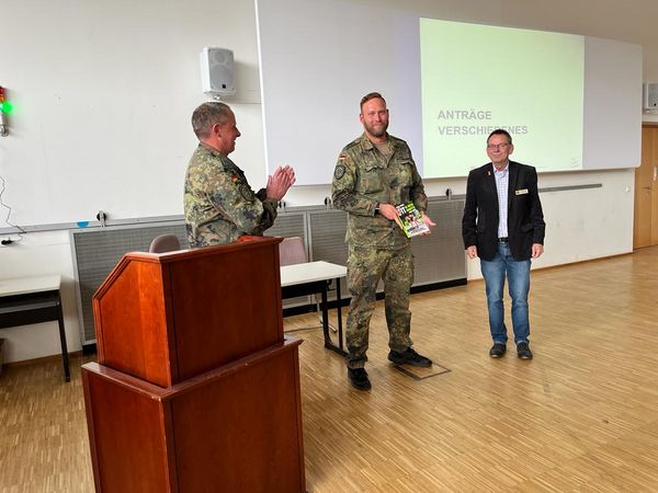 Ein Buch mit Widmung des Landesvorsitzenden als Anerkennung für Oberstabsgefreiten Carsten Kaps überreichen Vorsitzender Stabsfeldwebel Guido Ruoß und Bezirksvorsitzender Harald Lott. Foto: sTruka Pfullendorf