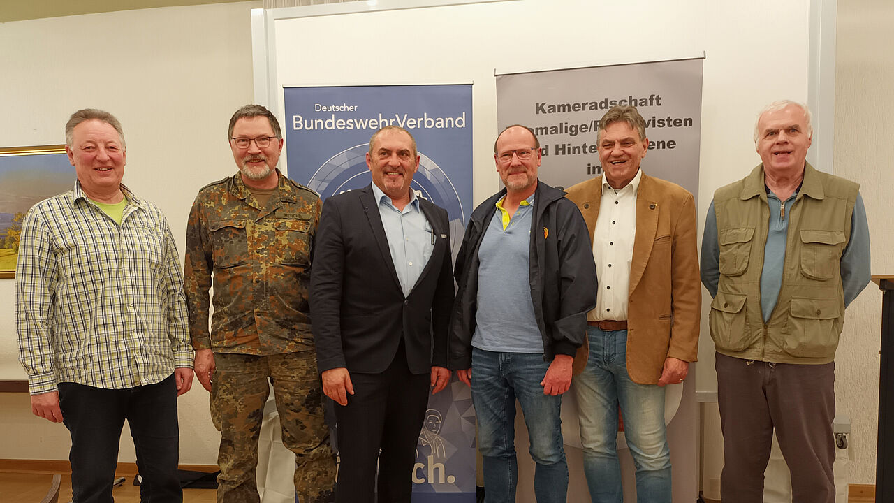 Der neue Vorstand der Kameradschaft ERH Hammelburg unter bewährtem Vorsitz von Oberstleutnant d.R. Hans-Joachim Berger (5.v.l.) mit den Gästen Landesvorsitzender Josef Rauch und Bezirksvorsitzender Oliver Hartmann. Foto: Franz Herrler 