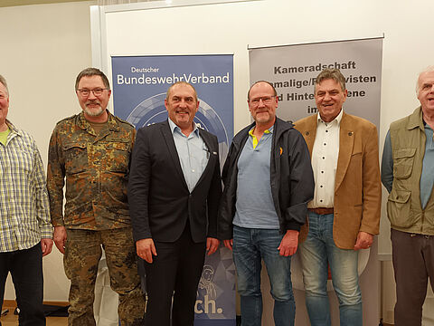 Der neue Vorstand der Kameradschaft ERH Hammelburg unter bewährtem Vorsitz von Oberstleutnant d.R. Hans-Joachim Berger (5.v.l.) mit den Gästen Landesvorsitzender Josef Rauch und Bezirksvorsitzender Oliver Hartmann. Foto: Franz Herrler 
