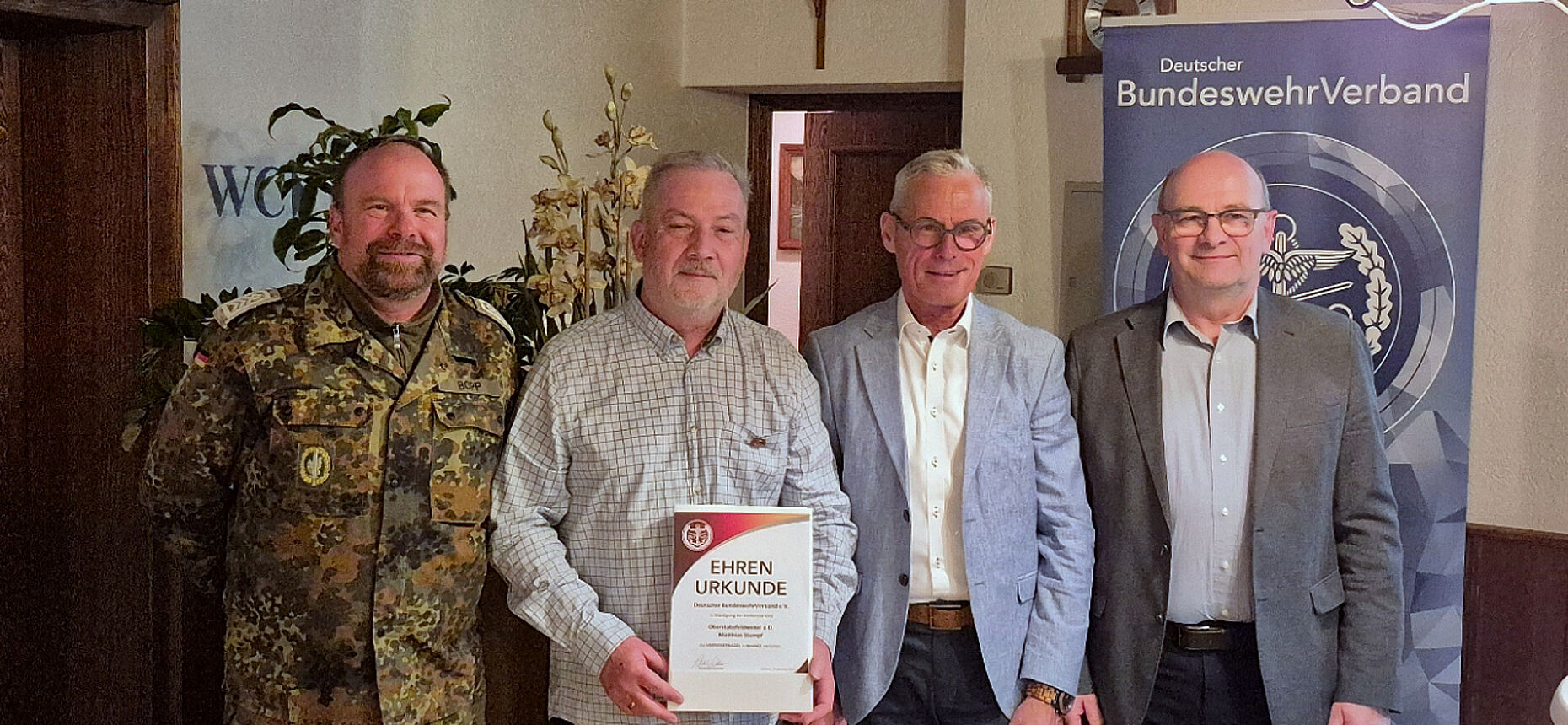 Oberstabsfeldwebel a.D. Matthias Stumpf wurde für seine langjährige Mandatstätigkeit von Bezirksvorsitzendem Bopp, KERH‑Vorsitzendem Rother und Stellvertreter Oberst a.D. Wolfgang Mika mit einer Urkunde ausgezeichnet. Foto: Reinhold Wolpert