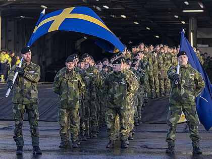 Soldaten des schwedischen Süd-Skåne-Regiments P7 bei ihrer Ankunft in Riga. Sie gehören zur multinationalen Brigade der NATO. Foto: picture alliance/TT NEWS AGENCY/Johan Nilsson/TT