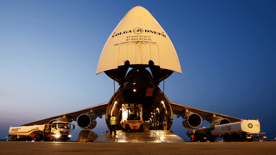 Eine Antonow An-124 auf dem Flughafen Leipzig/Halle. Foto: Bundeswehr/Marc Tessensohn