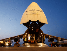 Eine Antonow An-124 auf dem Flughafen Leipzig/Halle. Foto: Bundeswehr/Marc Tessensohn