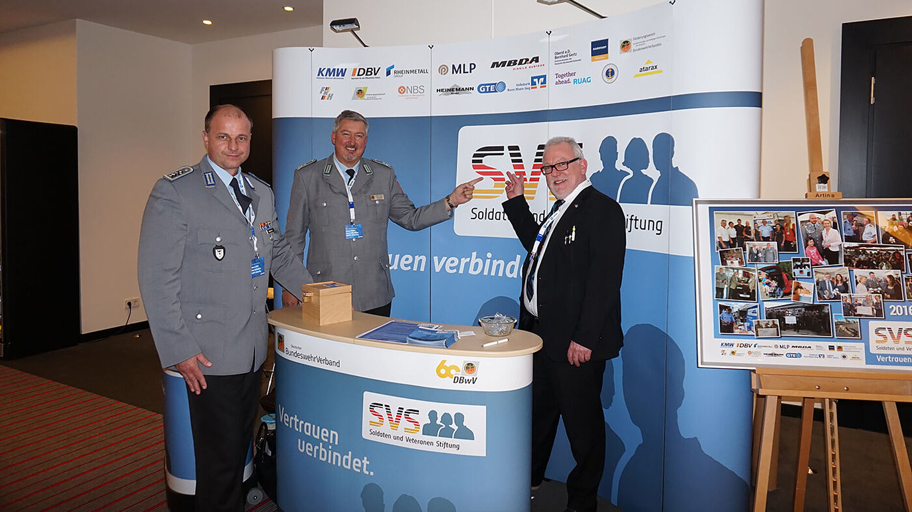 Am Stand der SVS: Verteidigungspolitiker und BSC-Moderator Wolfgang Hellmich (l.) mit dem SVS-Vorsitzenden Oberstleutnant Thomas Behr und dem stellvertretenden Vorsitzenden Heer im DBwV, Oberstabsfeldwebel Frank Heidemann.