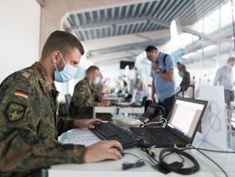 Willkommene Hilfe: Soldaten der Bundeswehr unterstützen die Kliniken Charité und Vivantes bei der Registrierung ankommender Reisender am Flughafen Tegel in Berlin bei Corona-Tests im Rahmen der Amtshilfe während der Corona-Pandemie. Foto:Bundeswehr/Tom Twardy