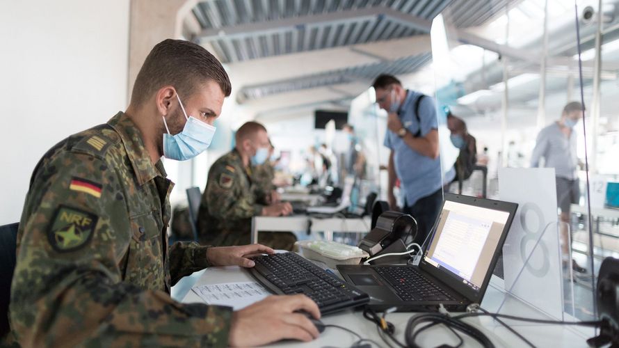 Willkommene Hilfe: Soldaten der Bundeswehr unterstützen die Kliniken Charité und Vivantes bei der Registrierung ankommender Reisender am Flughafen Tegel in Berlin bei Corona-Tests im Rahmen der Amtshilfe während der Corona-Pandemie. Foto:Bundeswehr/Tom Twardy